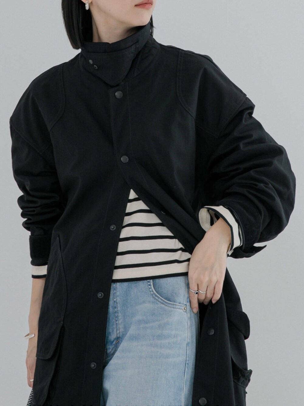 ホワイト系のTシャツ/カットソー、ブルー系のデニムパンツ、ピンク系のトートバッグを着用したレディースの冬コーディネートの4枚目の写真