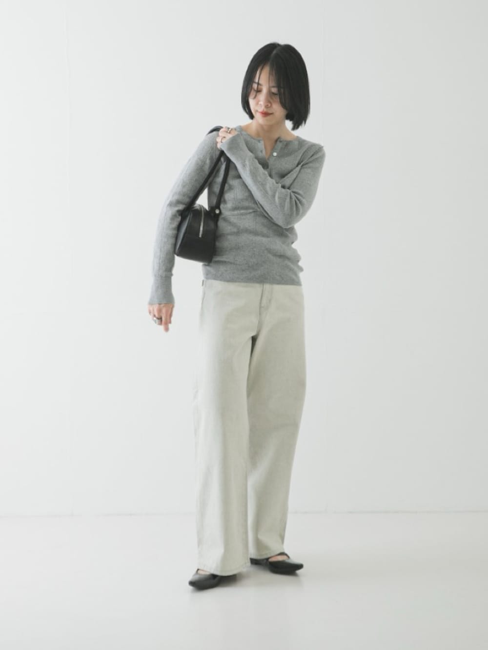 グレー系のニット/セーター、グレー系のニット/セーター、グレー系のデニムパンツを着用したレディースの冬コーディネートの2枚目の写真