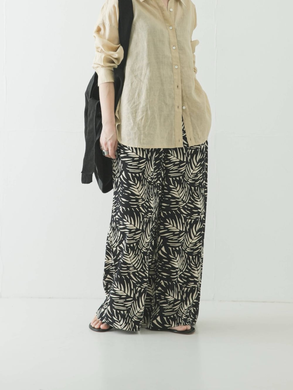 ベージュ系のシャツ/ブラウス、ブラック系のその他パンツ、ブラック系のトートバッグを着用したレディースの春コーディネートの3枚目の写真