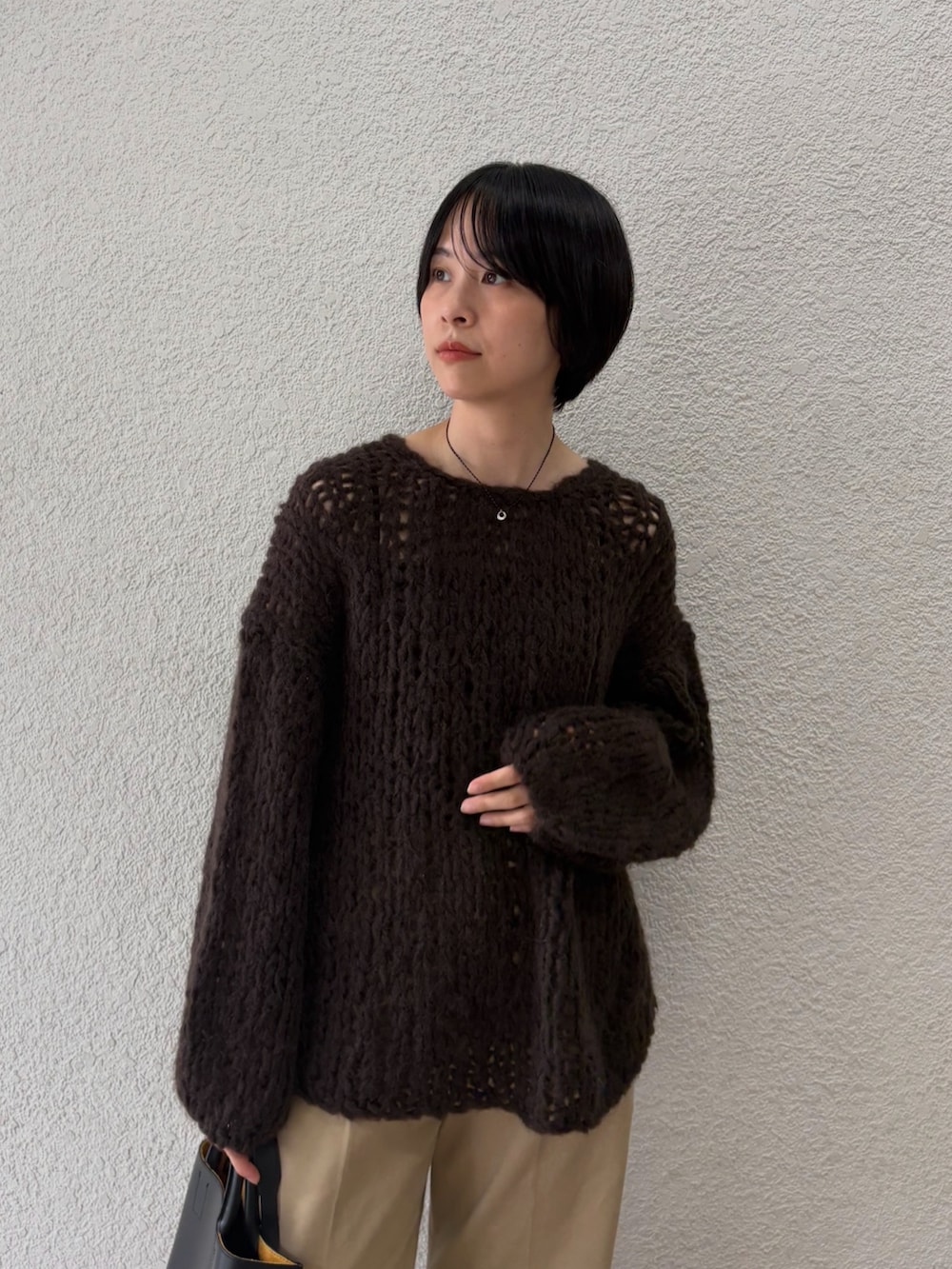 ブラウン系のニット/セーター、ブラウン系のニット/セーター、ブラック系のローファーを着用したレディースの秋コーディネートの3枚目の写真