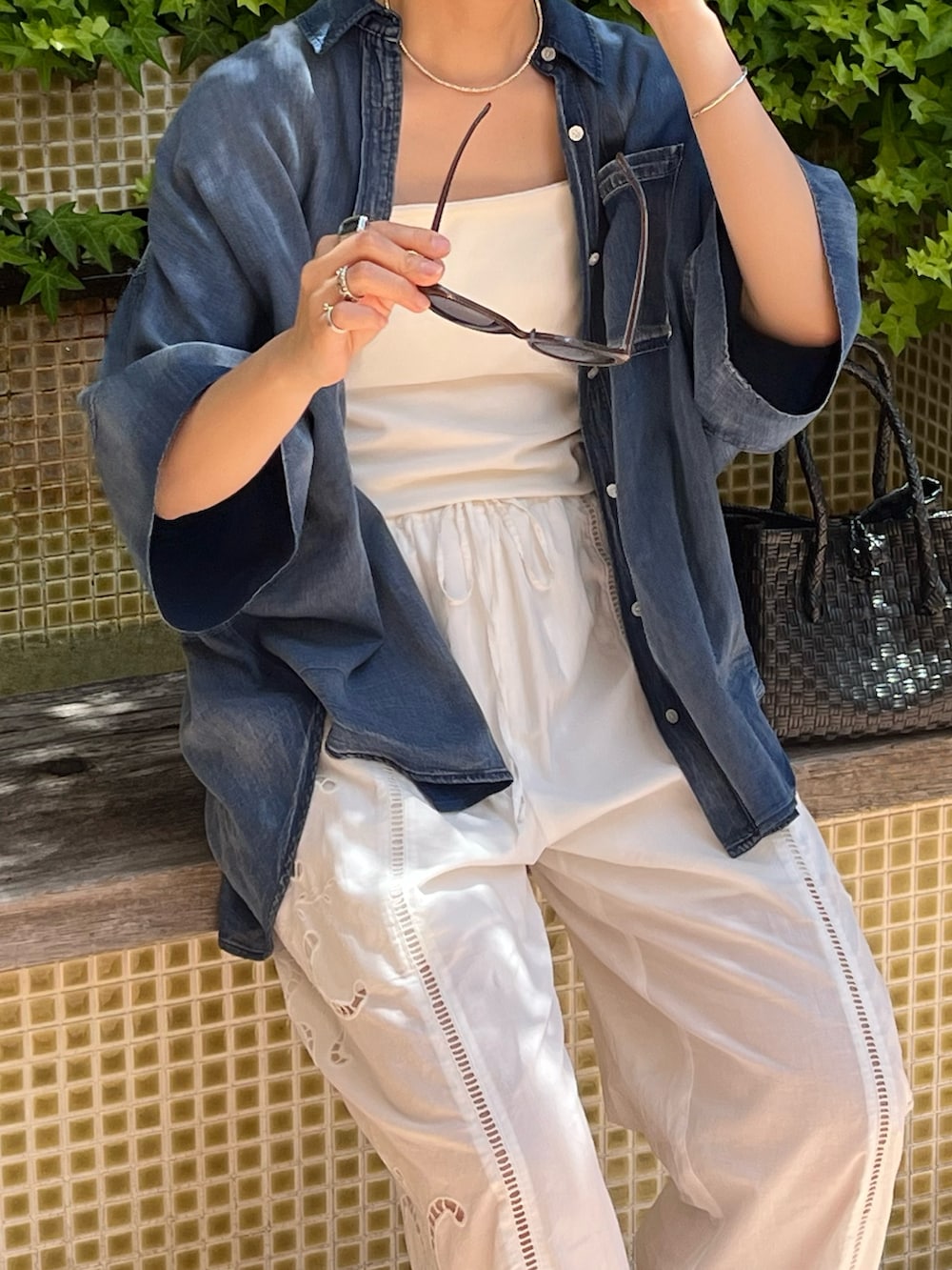 ブルー系のシャツ/ブラウス、ホワイト系のその他パンツ、ブラック系のサンダルを着用したレディースの夏コーディネートの3枚目の写真