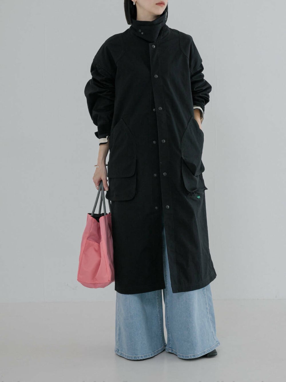 ホワイト系のTシャツ/カットソー、ブルー系のデニムパンツ、ピンク系のトートバッグを着用したレディースの冬コーディネートの3枚目の写真