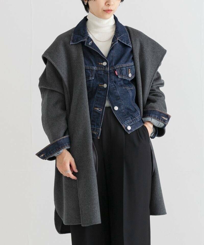 ブルー系のデニムジャケット、グレー系のその他アウター、ブラック系のその他パンツを着用したレディースの夏コーディネートの2枚目の写真