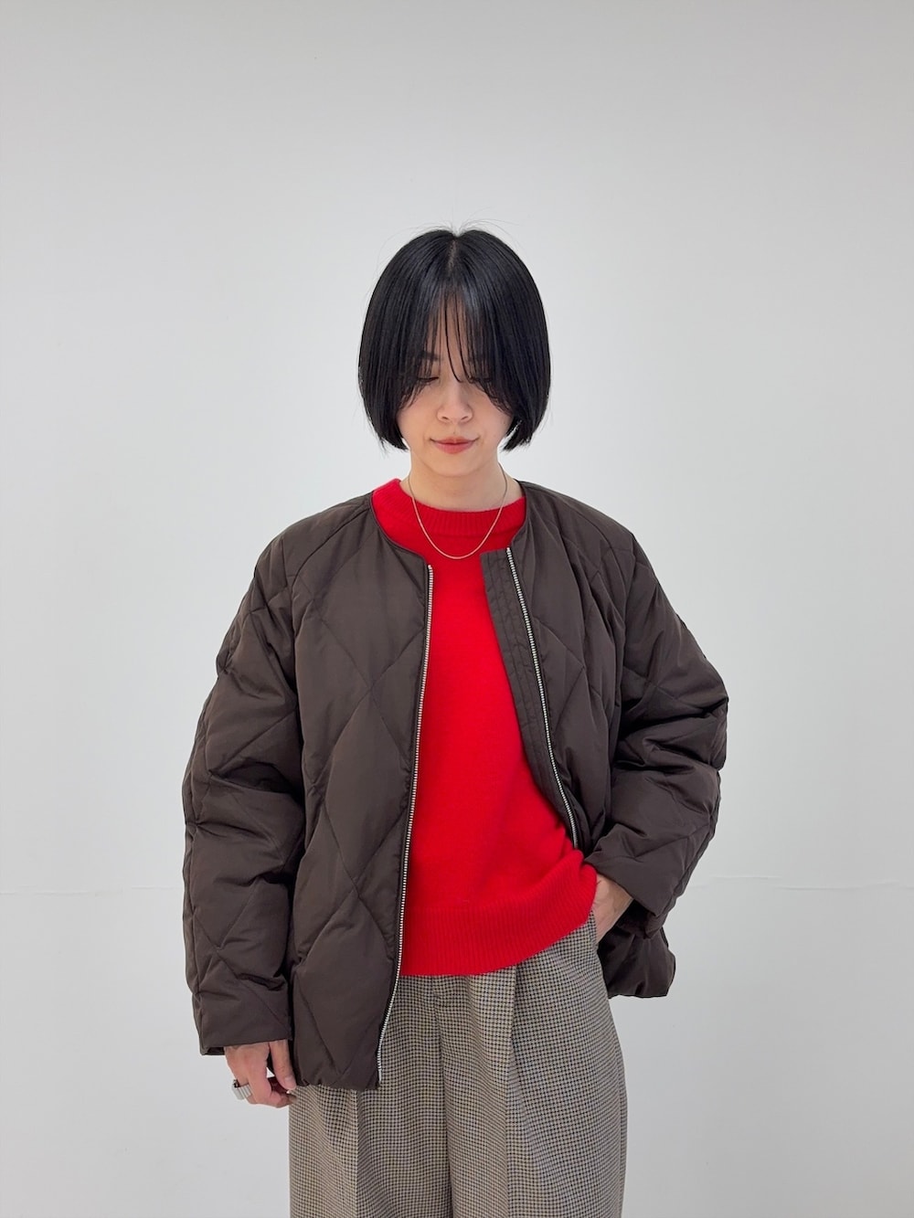 ブラウン系のダウンジャケット/コート、グリーン系のその他パンツ、ブラウン系のローファーを着用したレディースの秋コーディネートの2枚目の写真