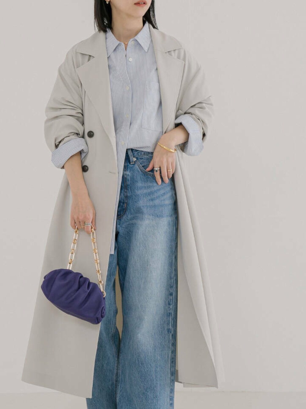 その他のシャツ/ブラウス、ホワイト系のトレンチコート、ブルー系のデニムパンツを着用したレディースの冬コーディネートの2枚目の写真