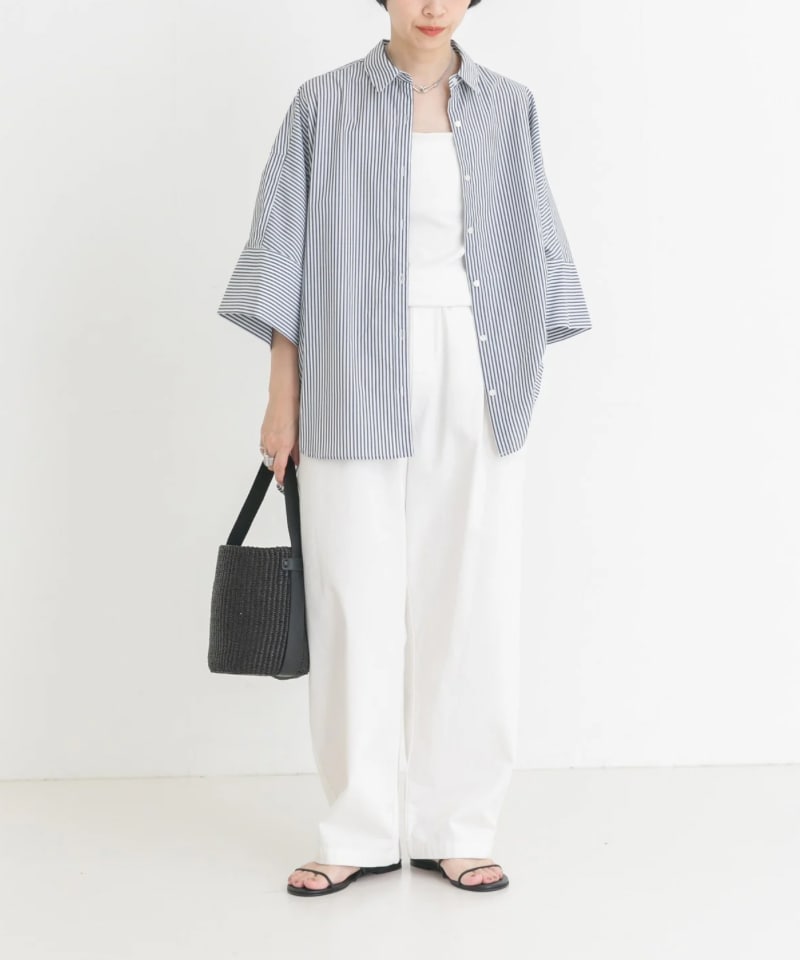 ホワイト系のその他パンツ、ブラック系のサンダル、その他のシャツ/ブラウスを着用したレディースの夏コーディネートの3枚目の写真