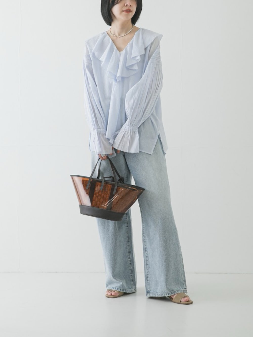 ブルー系のシャツ/ブラウス、ブルー系のデニムパンツを着用したレディースの冬コーディネートの2枚目の写真