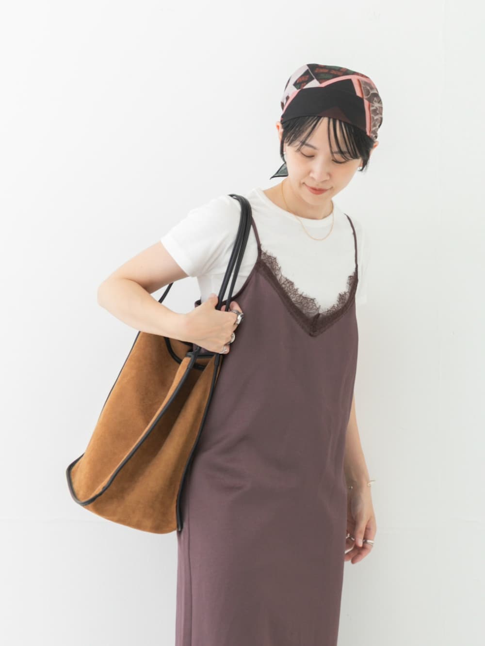 ホワイト系のTシャツ/カットソー、ブラウン系のワンピース、ブラウン系のトートバッグを着用したレディースの夏コーディネートの3枚目の写真