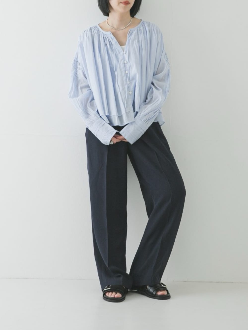 ブルー系のシャツ/ブラウス、ブルー系のその他パンツを着用したレディースの冬コーディネートの2枚目の写真