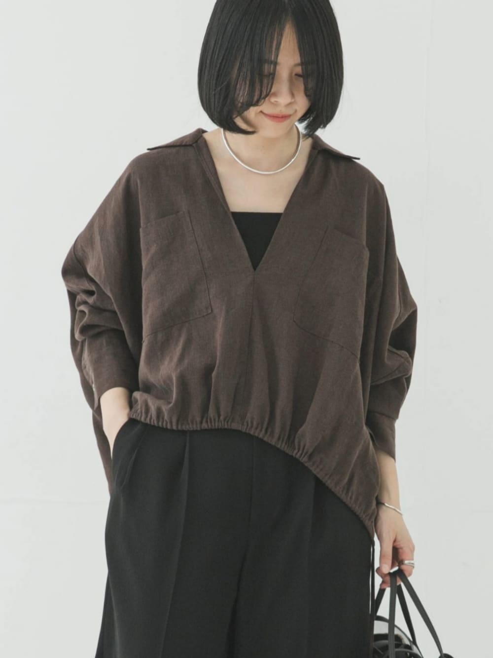 ブラック系のその他パンツ、ブラウン系のシャツ/ブラウス、シルバー系のネックレスを着用したレディースの春コーディネートの3枚目の写真