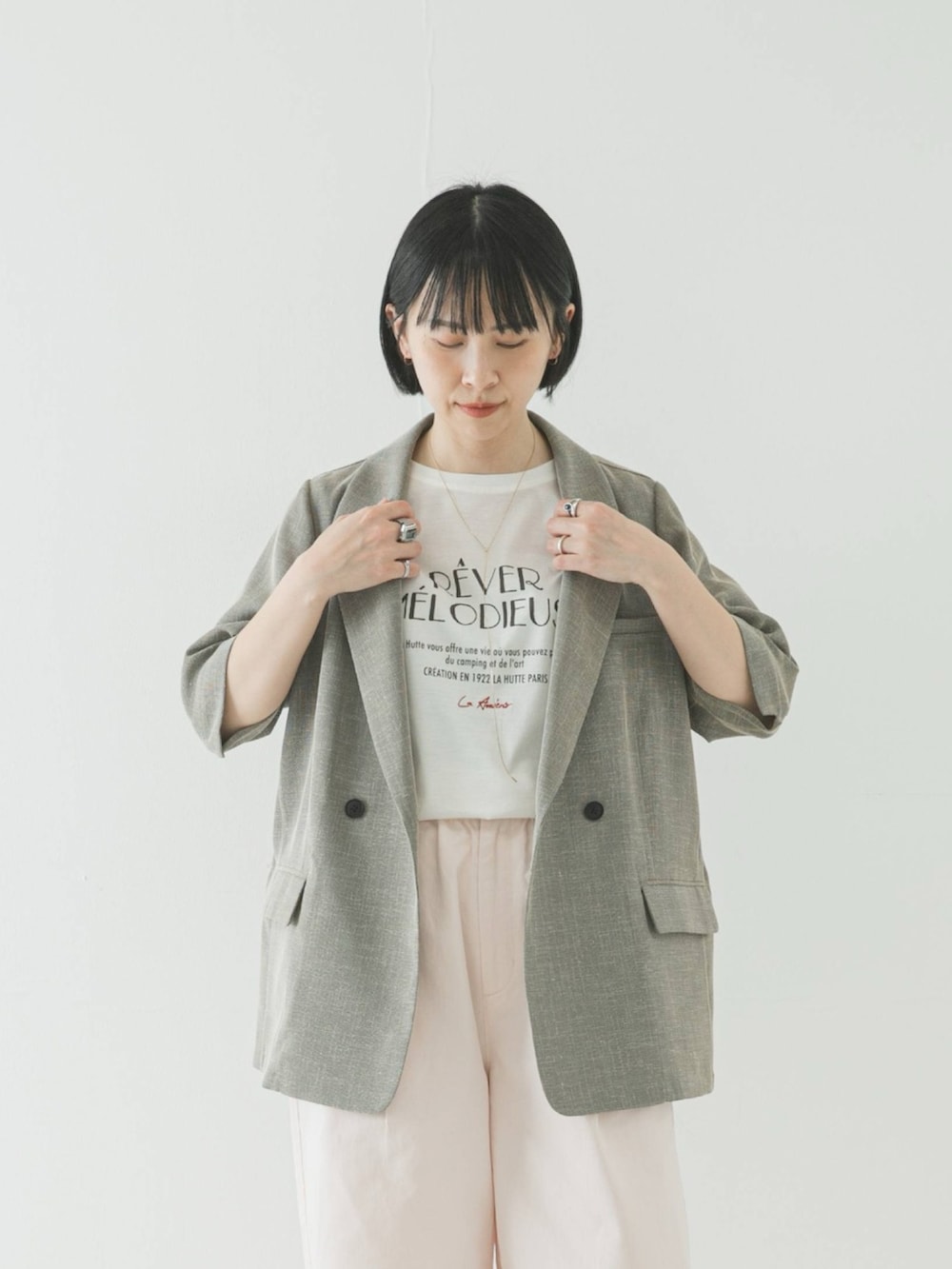 ピンク系のその他パンツ、ベージュ系のその他アウター、その他のTシャツ/カットソーを着用したレディースの春コーディネートの3枚目の写真