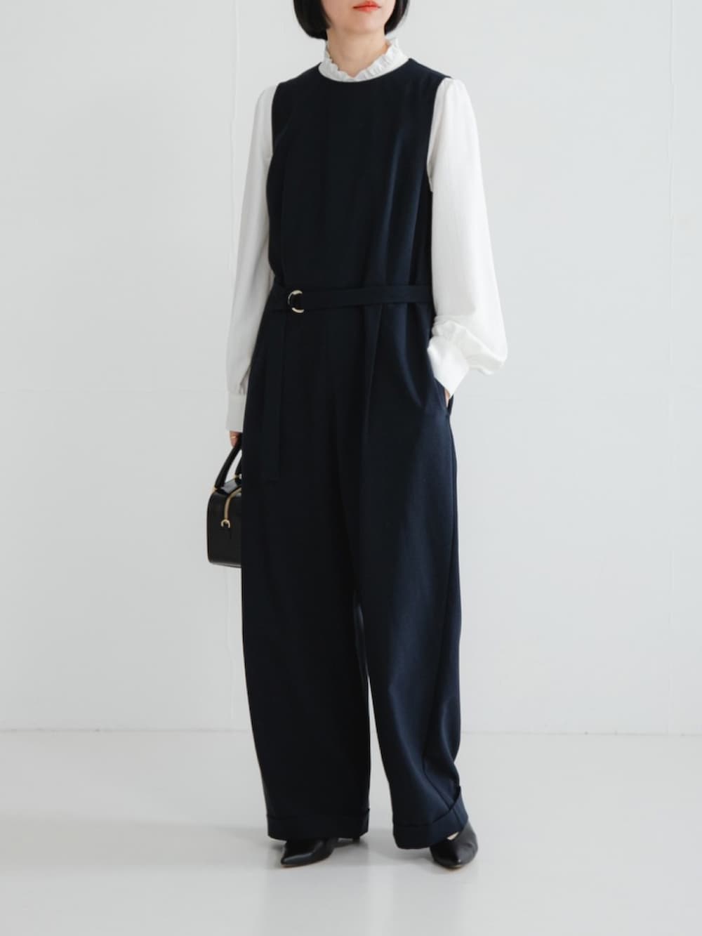 ブルー系のその他パンツ、ホワイト系のシャツ/ブラウス、ブラック系のショルダーバッグを着用したレディースの冬コーディネートの3枚目の写真