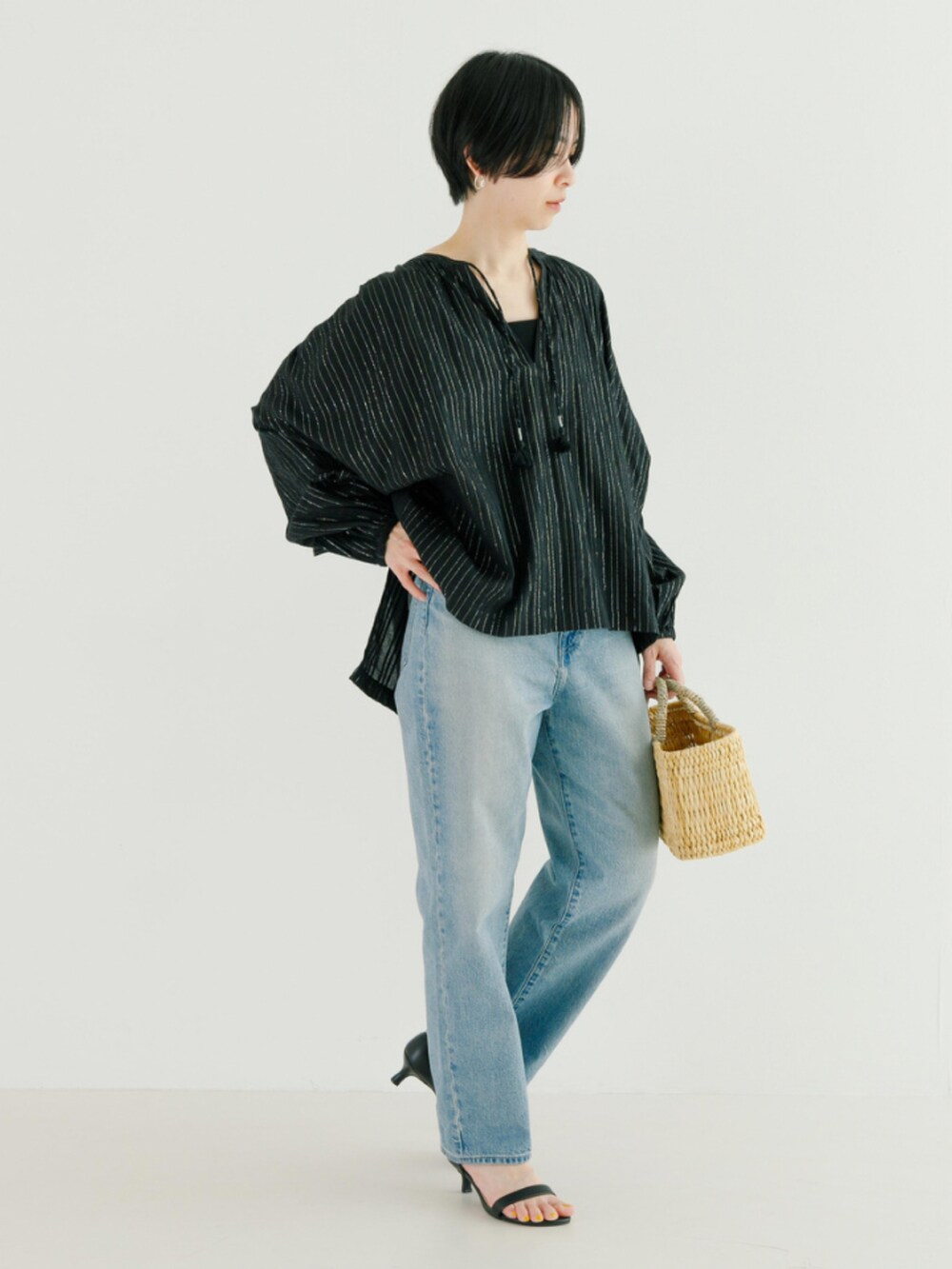 ブラック系のシャツ/ブラウスを着用したレディースの春コーディネートの2枚目の写真