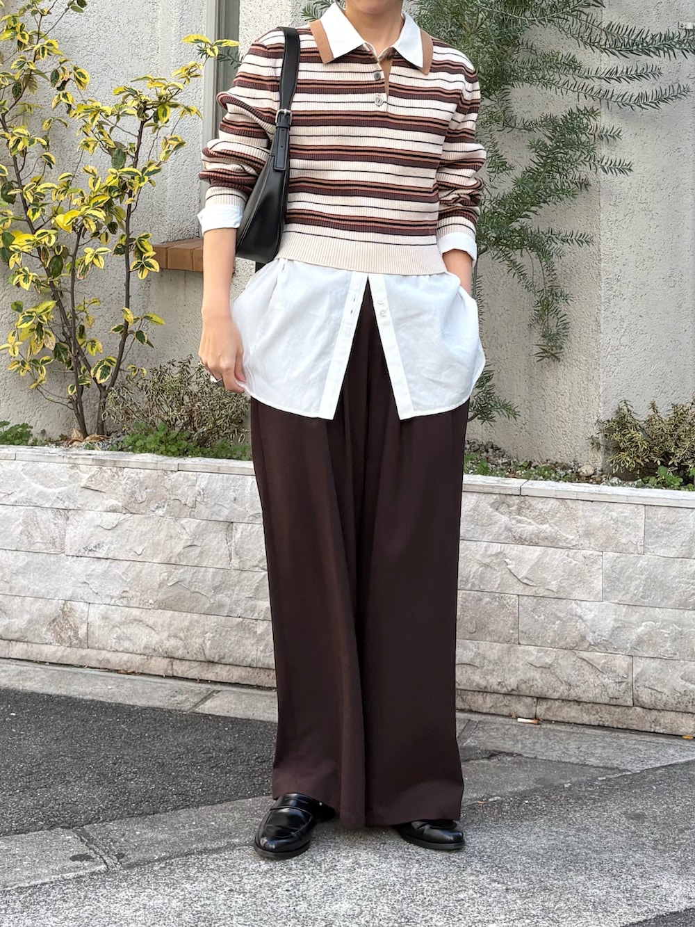 その他のニット/セーター、ホワイト系のシャツ/ブラウスを着用したレディースの冬コーディネートの3枚目の写真