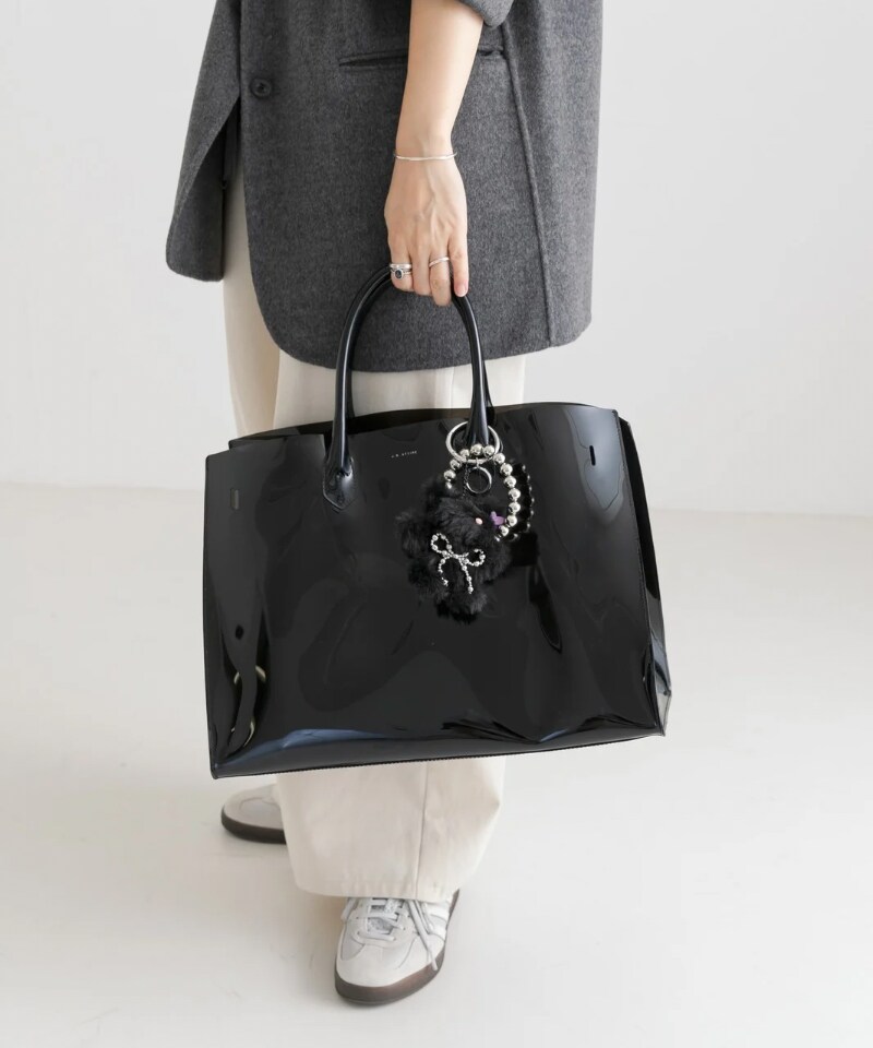 ベージュ系のその他パンツ、グレー系のベスト、グレー系のその他アウターを着用したレディースの夏コーディネートの3枚目の写真