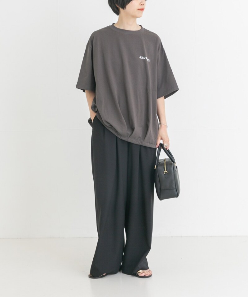 ブラック系のその他パンツ、ブラック系のサンダル、グレー系のTシャツ/カットソーを着用したレディースの夏コーディネートの3枚目の写真