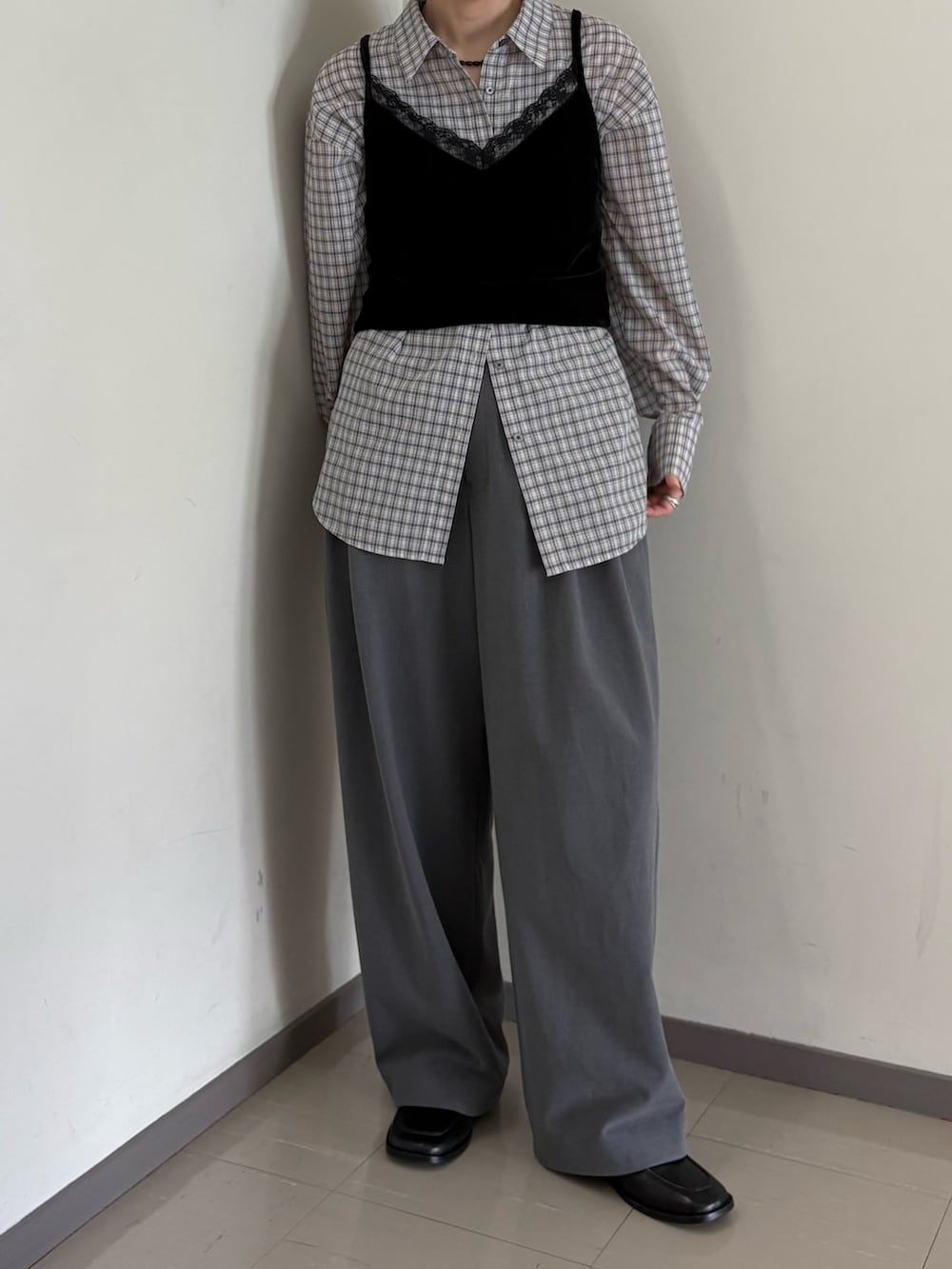 ベージュ系のシャツ/ブラウス、グレー系のその他パンツ、ブラック系のキャミソールを着用したレディースの夏コーディネートの3枚目の写真