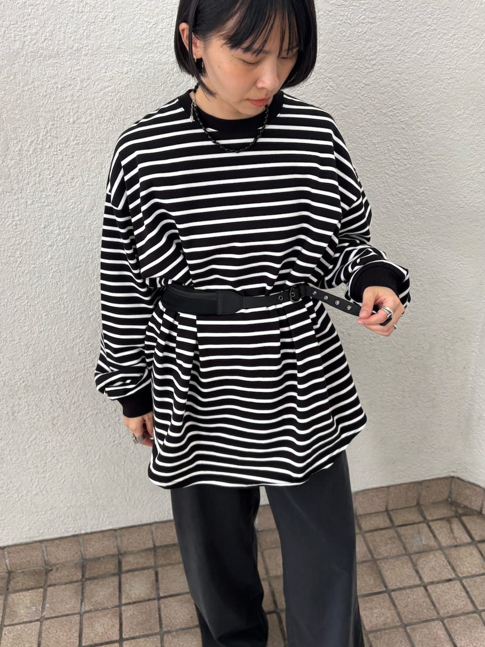 ブラック系のTシャツ/カットソー、ブラック系のボディバッグ/ウエストポーチ、ブラック系のその他パンツを着用したレディースの夏コーディネートの3枚目の写真
