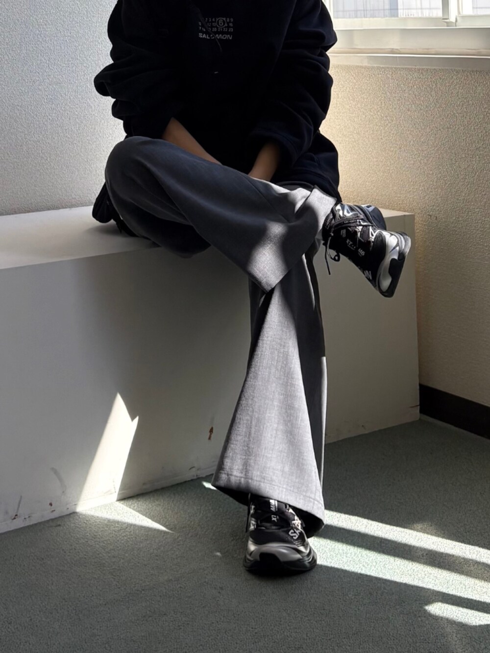 グレー系のその他パンツ、ブラック系のバックパック/リュック、ブラック系のスニーカーを着用したレディースの秋コーディネートの4枚目の写真