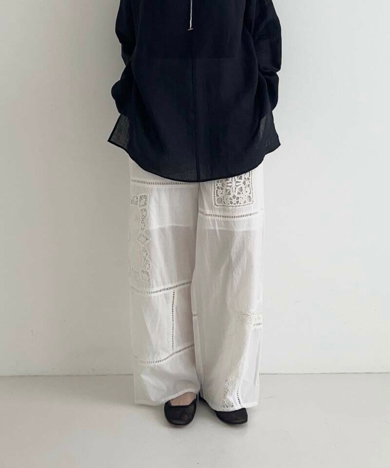 ブラック系のシャツ/ブラウス、ホワイト系のその他パンツを着用したレディースの夏コーディネートの3枚目の写真