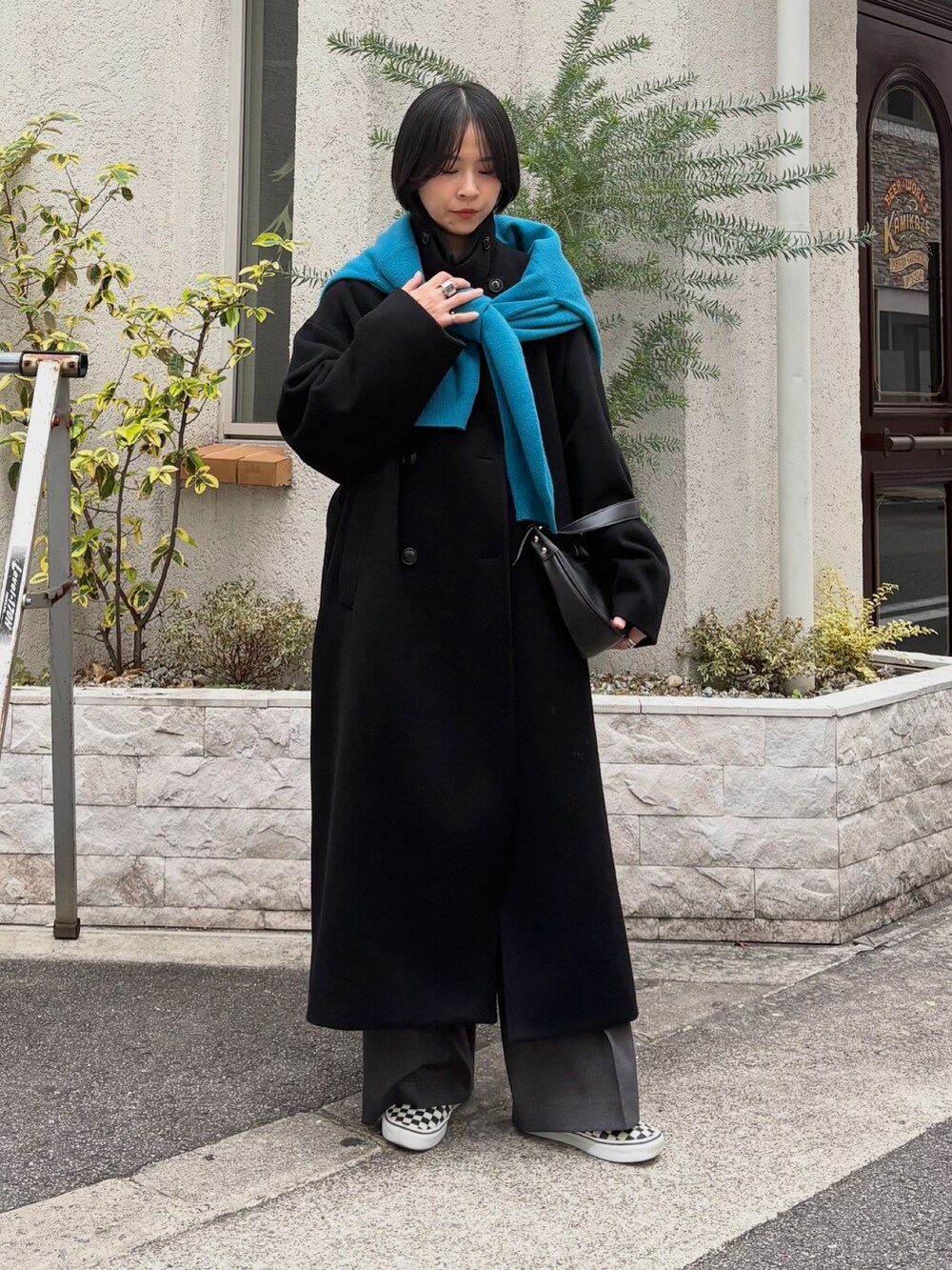 ブルー系のニット/セーター、グレー系のニット/セーター、グレー系のニット/セーターを着用したレディースの秋コーディネートの2枚目の写真