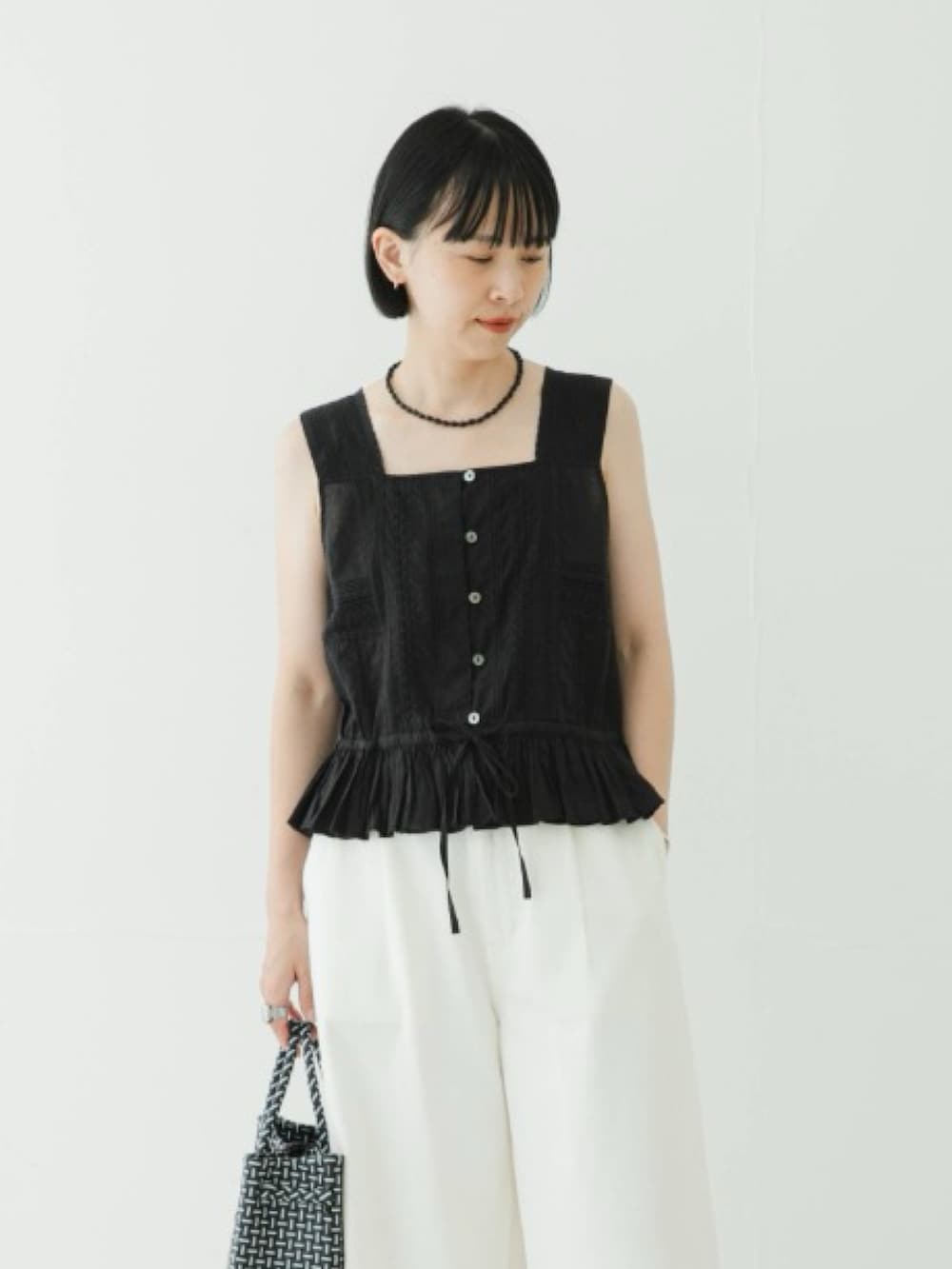 ブラック系のシャツ/ブラウス、ホワイト系のデニムパンツ、その他のトートバッグを着用したレディースの夏コーディネートの2枚目の写真