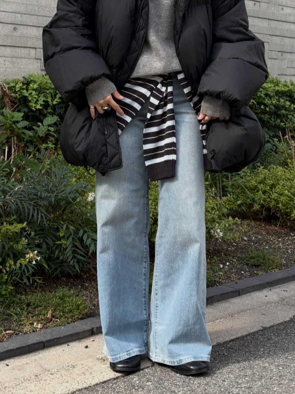 ブラック系のローファー、グリーン系のニット/セーター、グレー系のニット/セーターを着用したレディースの秋コーディネートの4枚目の写真