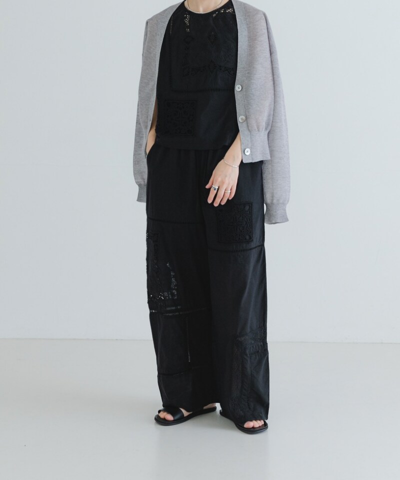 グレー系のカーディガン/ボレロを着用したレディースの春コーディネートの2枚目の写真