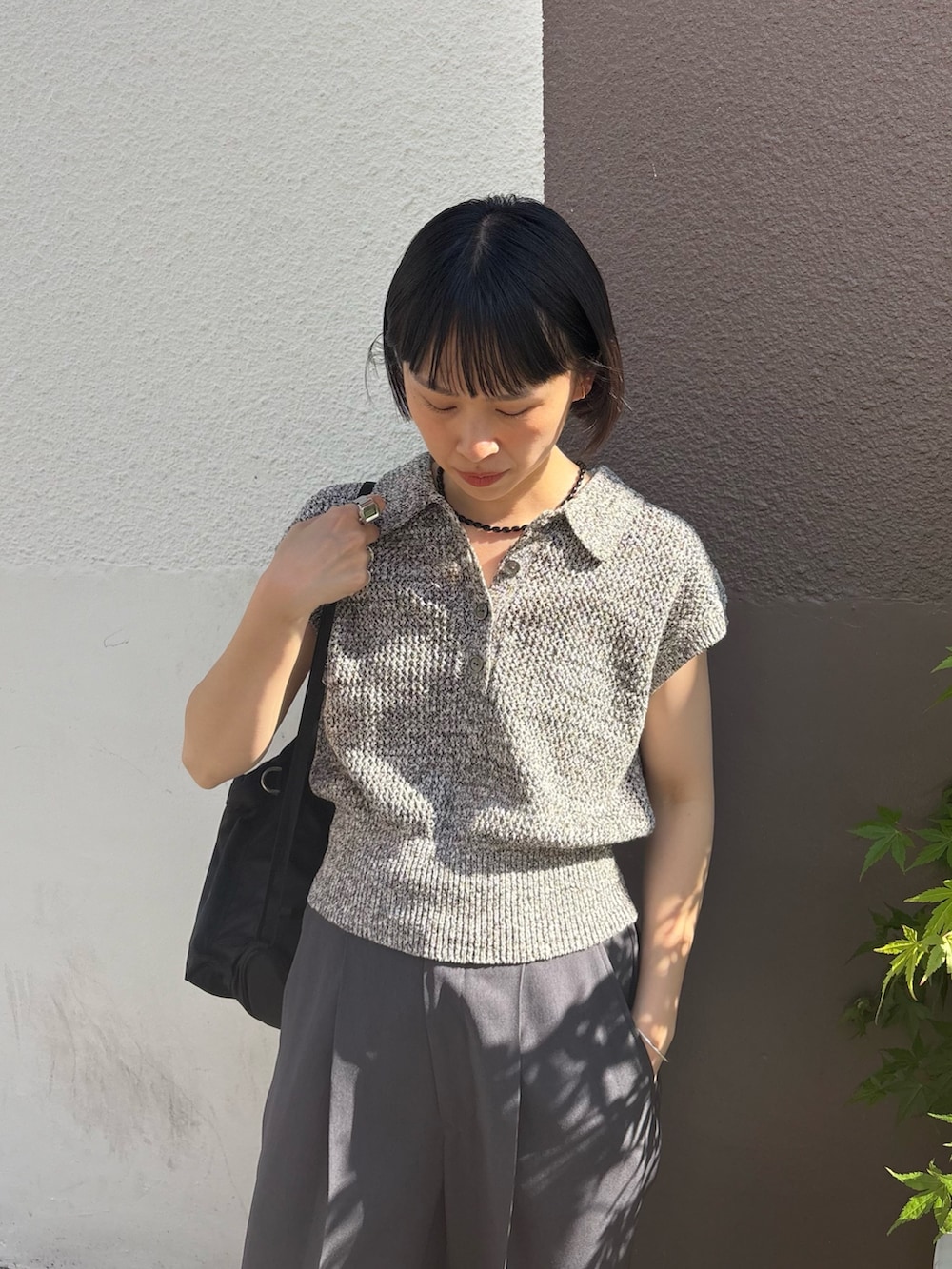 ブラック系のサンダル、グレー系のその他パンツ、ブラック系のバックパック/リュックを着用したレディースの夏コーディネートの3枚目の写真