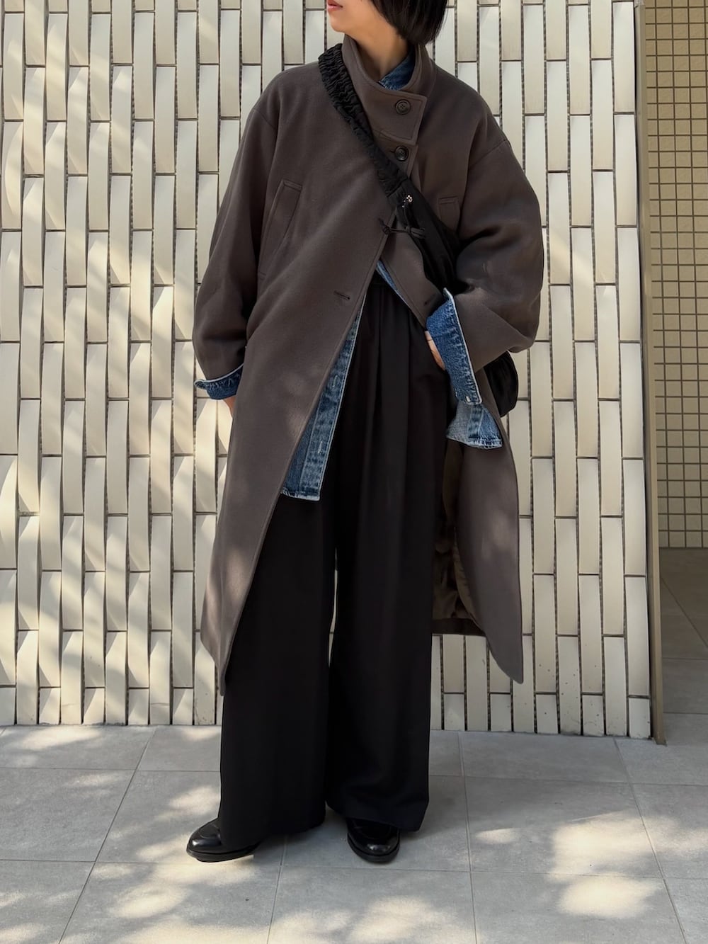 グリーン系のその他アウター、ブラック系のその他パンツ、ブラック系のショルダーバッグを着用したレディースの秋コーディネートの2枚目の写真