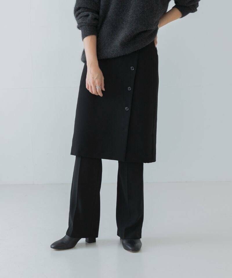 ブラック系のその他パンツ、ブラック系のスカート、グレー系のニット/セーターを着用したレディースの秋コーディネートの3枚目の写真