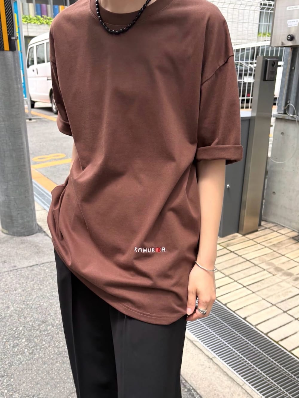 ブラック系のその他パンツ、ブラウン系のTシャツ/カットソー、ブラック系のネックレスを着用したレディースの夏コーディネートの3枚目の写真