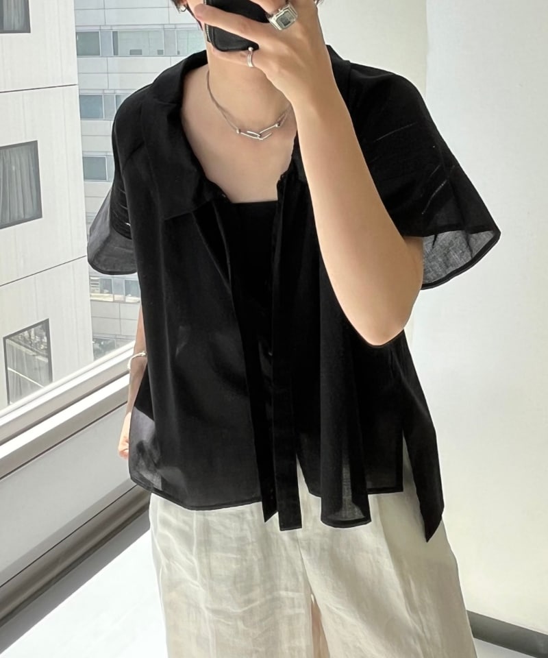 ホワイト系のその他パンツ、ブラック系のシャツ/ブラウスを着用したレディースの夏コーディネートの2枚目の写真