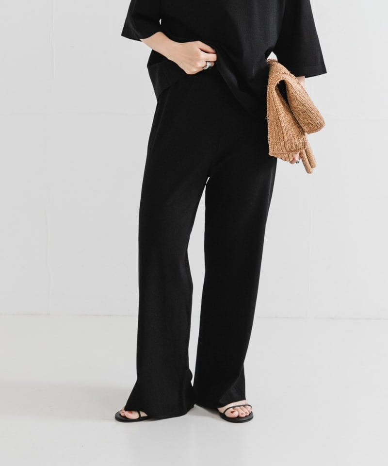 ブラック系のサンダル、ブラック系のTシャツ/カットソー、ブラック系のその他パンツを着用したレディースの夏コーディネートの3枚目の写真