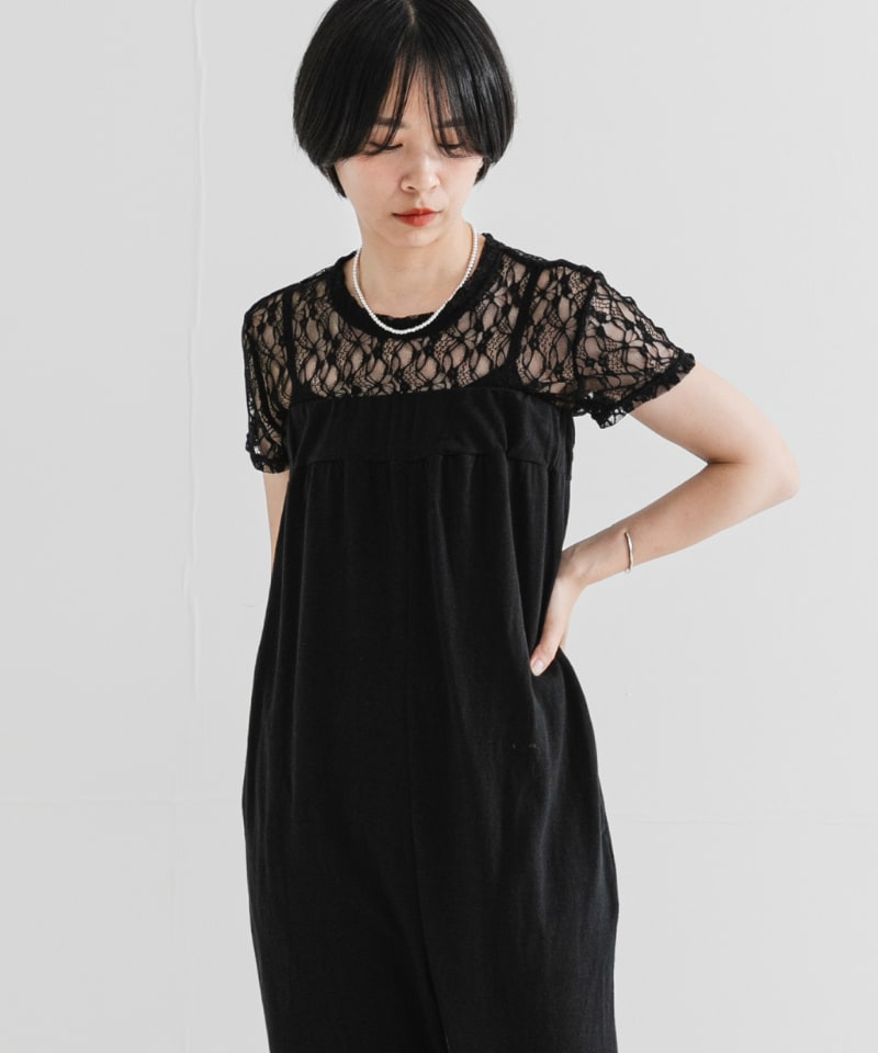 ホワイト系のショルダーバッグ、ブラック系のサンダル、ブラック系のTシャツ/カットソーを着用したレディースの夏コーディネートの2枚目の写真