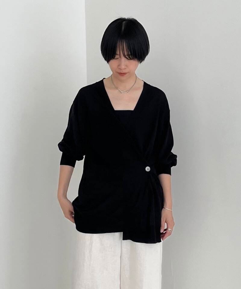 ホワイト系のその他パンツ、ブラック系のカーディガン/ボレロを着用したレディースの夏コーディネートの4枚目の写真