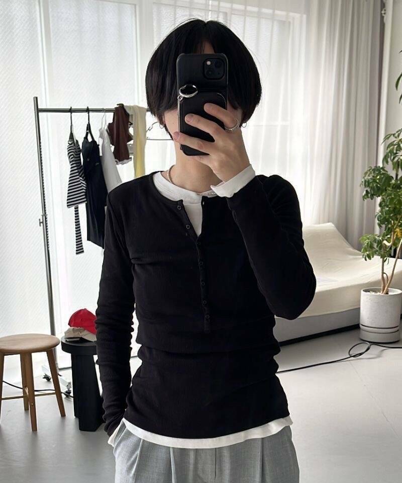 グレー系のその他パンツ、ブラック系のTシャツ/カットソー、ホワイト系のTシャツ/カットソーを着用したレディースの冬コーディネートの2枚目の写真