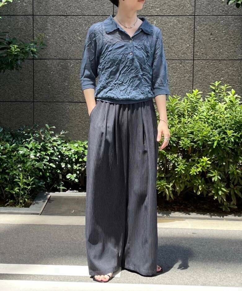 グレー系のニット/セーター、その他のその他パンツを着用したレディースの夏コーディネートの4枚目の写真