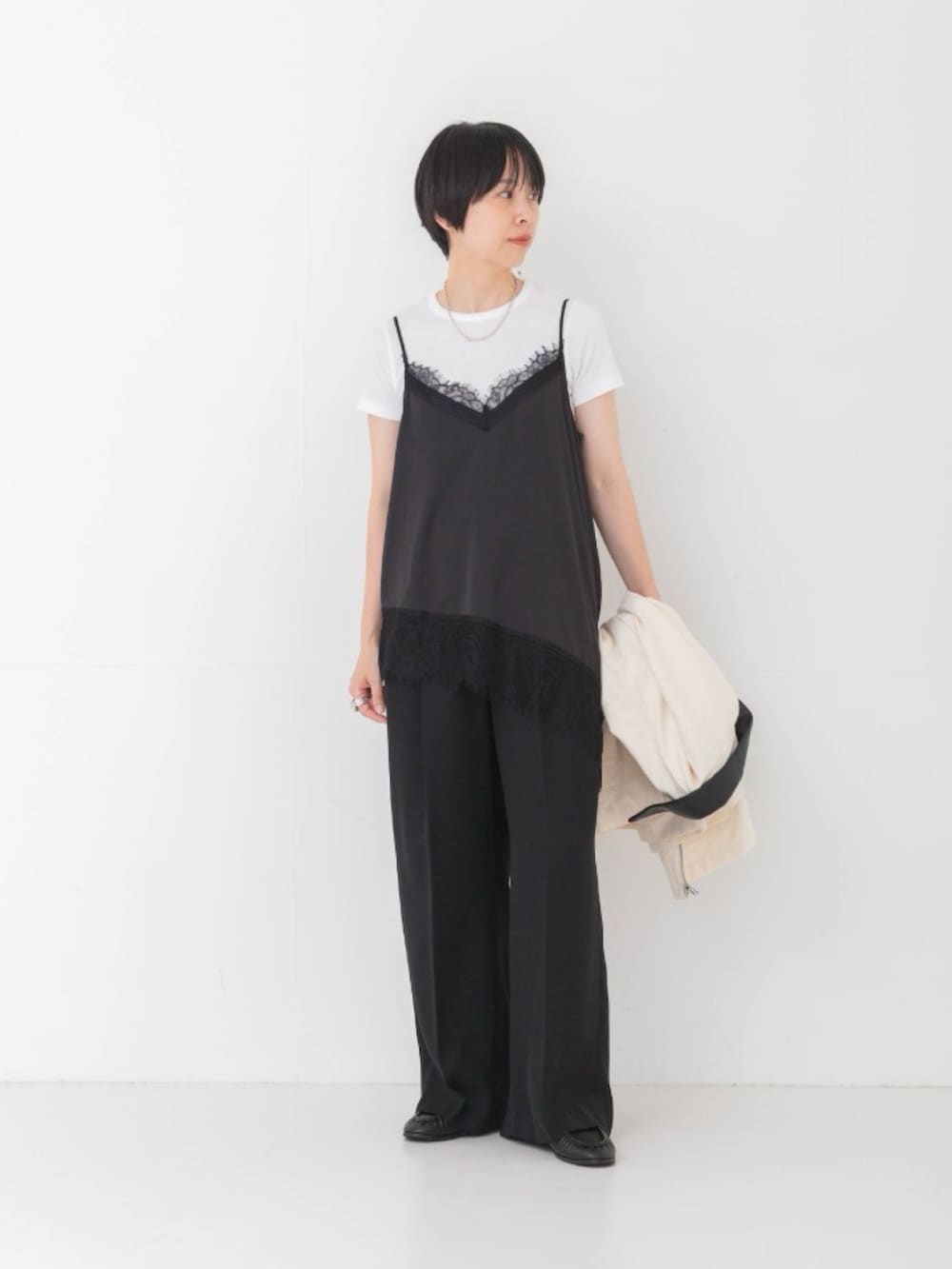 ブラック系のその他パンツ、ブラック系のキャミソール、ホワイト系のTシャツ/カットソーを着用したレディースの夏コーディネートの2枚目の写真