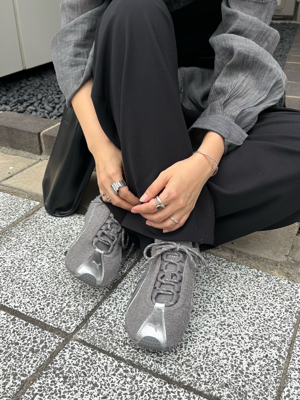 グレー系のシャツ/ブラウス、ブラック系のキャミソール、グレー系のスニーカーを着用したレディースの秋コーディネートの5枚目の写真