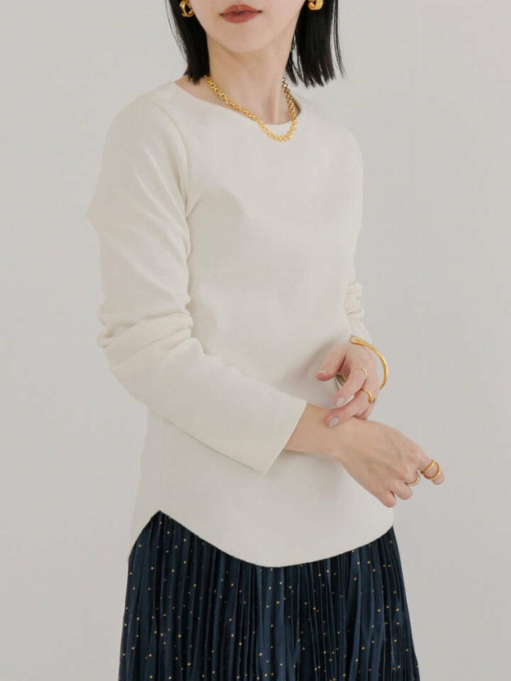 ホワイト系のTシャツ/カットソー、ブルー系のデニムジャケット、ブルー系のスカートを着用したレディースの冬コーディネートの2枚目の写真