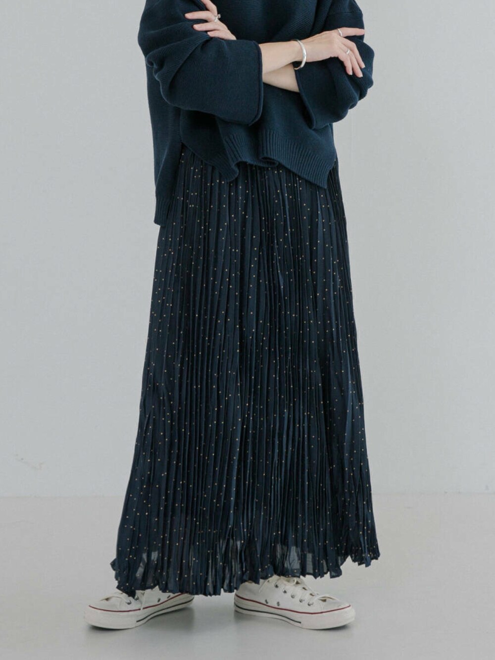 ブルー系のニット/セーター、ブルー系のスカートを着用したレディースの冬コーディネートの3枚目の写真