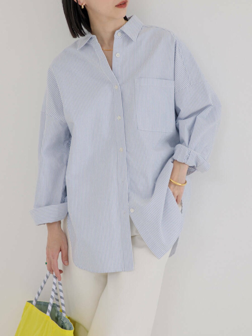 その他のシャツ/ブラウス、ホワイト系のデニムパンツを着用したレディースの冬コーディネートの3枚目の写真