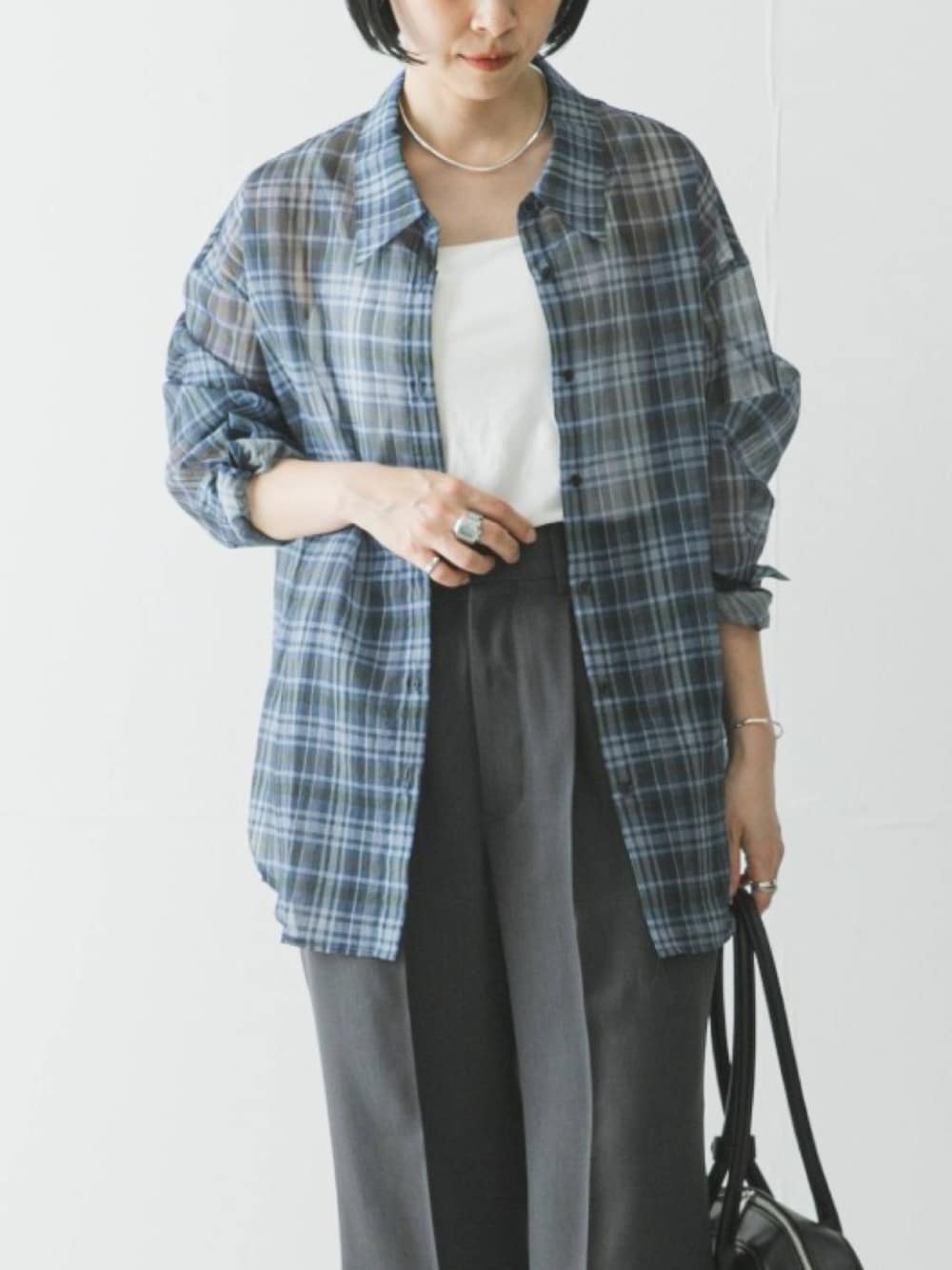 ブルー系のシャツ/ブラウス、グレー系のその他パンツ、ブラック系のショルダーバッグを着用したレディースの春コーディネートの3枚目の写真