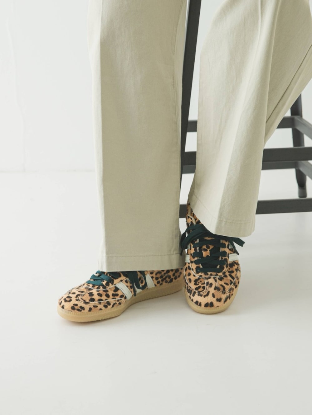 ホワイト系のシャツ/ブラウス、ブラウン系のバックパック/リュック、ベージュ系のその他パンツを着用したレディースの春コーディネートの3枚目の写真