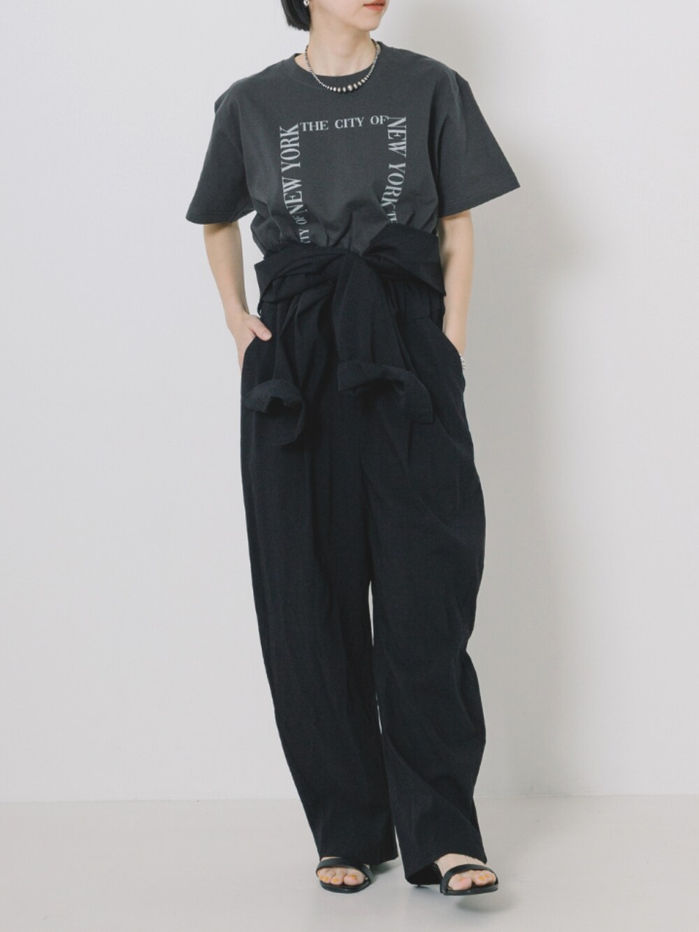 ブラック系のTシャツ/カットソー、ブラック系のサロペット/オーバーオールを着用したレディースの冬コーディネートの2枚目の写真