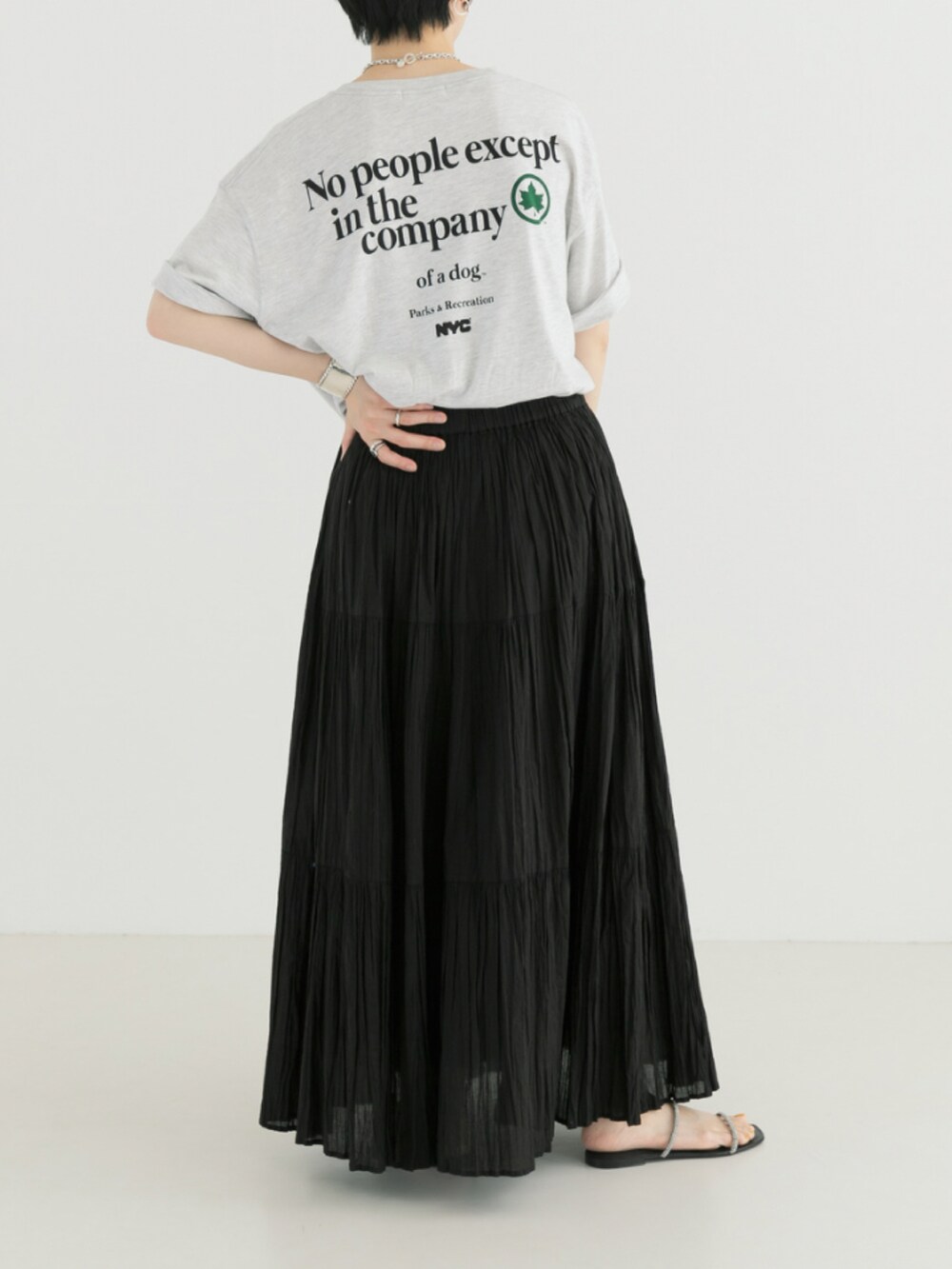 グレー系のTシャツ/カットソー、ブラック系のスカートを着用したレディースの春コーディネートの3枚目の写真