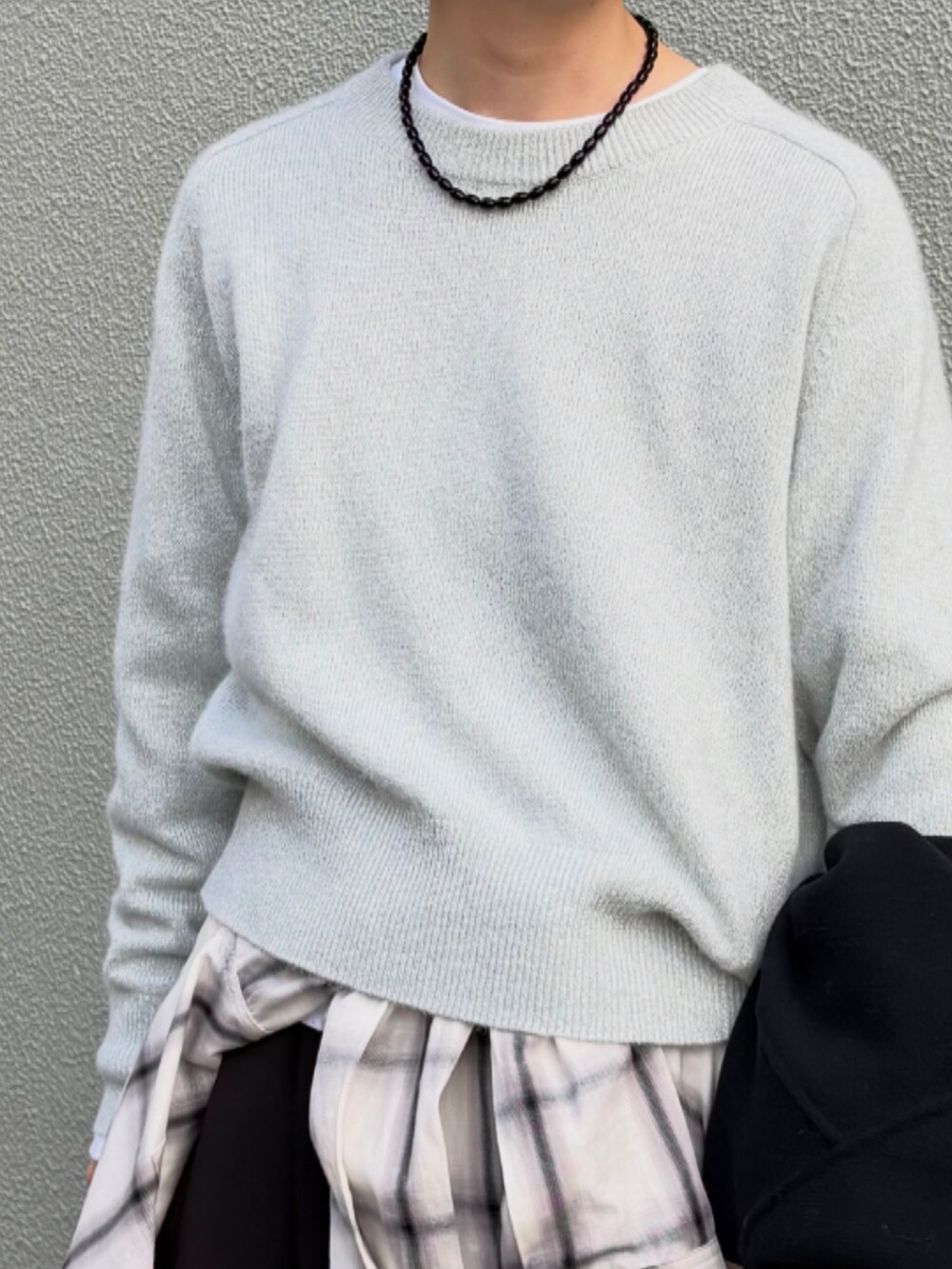 ブラック系のその他パンツ、グリーン系のニット/セーター、ブラック系のステンカラーコートを着用したレディースの秋コーディネートの5枚目の写真