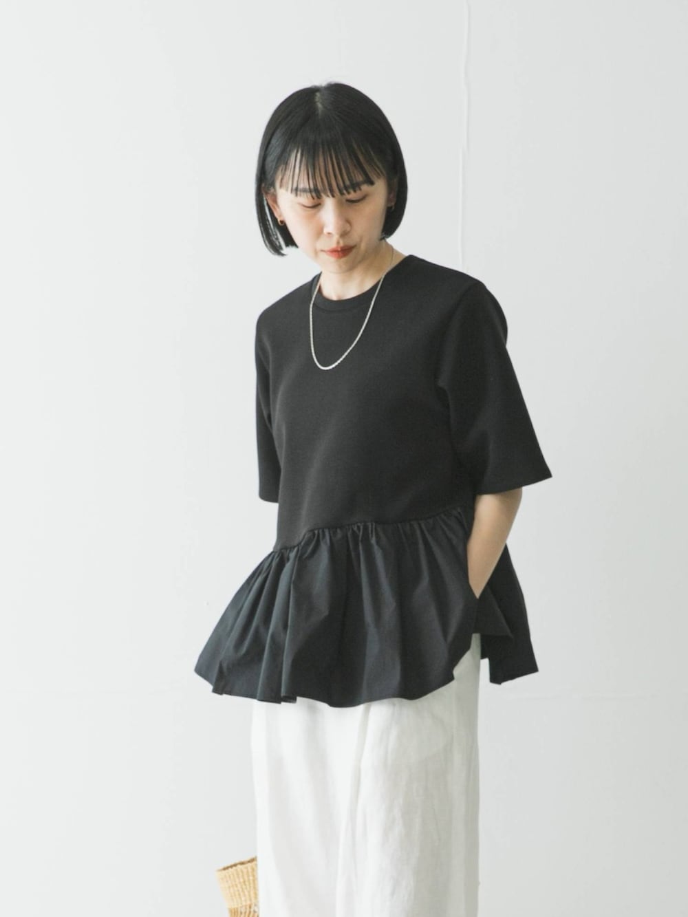 ブラック系のTシャツ/カットソー、ホワイト系のその他パンツを着用したレディースの春コーディネートの2枚目の写真