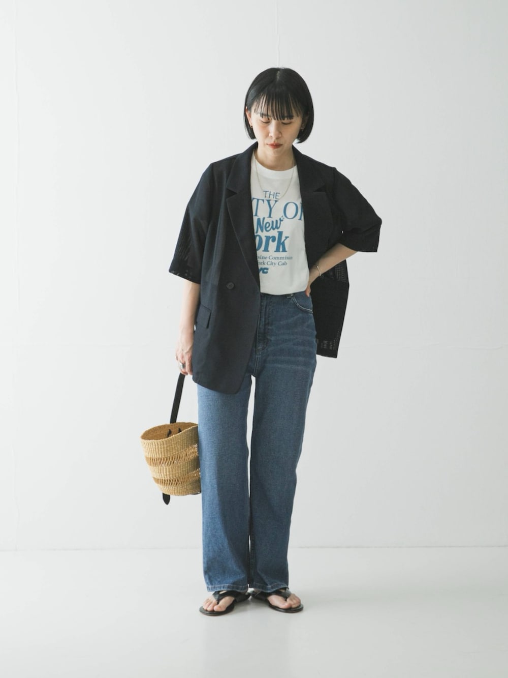 ブルー系のその他アウター、ブルー系のTシャツ/カットソー、ブルー系のデニムパンツを着用したレディースの春コーディネートの2枚目の写真